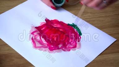 接近艺术家在白纸上画一朵带有<strong>绿叶</strong>的抽象<strong>红花</strong>
